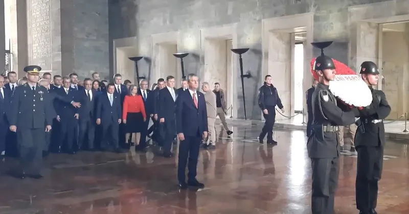 Yeni Parti den ilk ziyaret Anıtkabir e! Özgür Özel ve ekibi Ata nın huzurunda