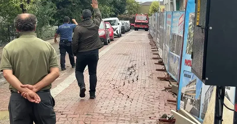 Avcılar’da yağışla birlikte yolda kayma oluştu; sokak trafiğe kapatıldı