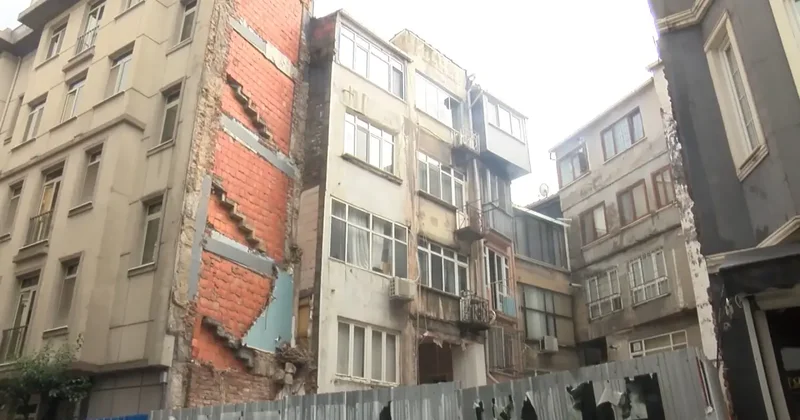 Şişli’de binanın duvarı çöktü; mahalleli deprem oldu zannetti