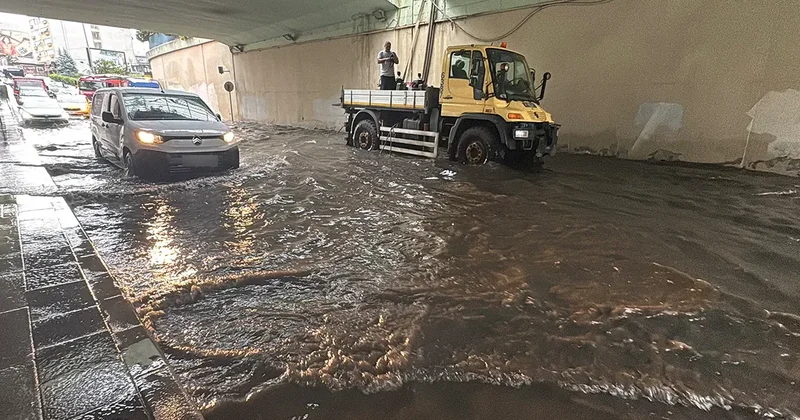 İstanbul da sağanak etkili oldu! Alt geçit su içinde kaldı