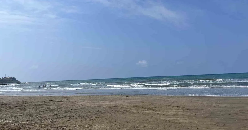 Adana ve Hatay da olumsuz hava koşulları nedeniyle denize girmek yasaklandı