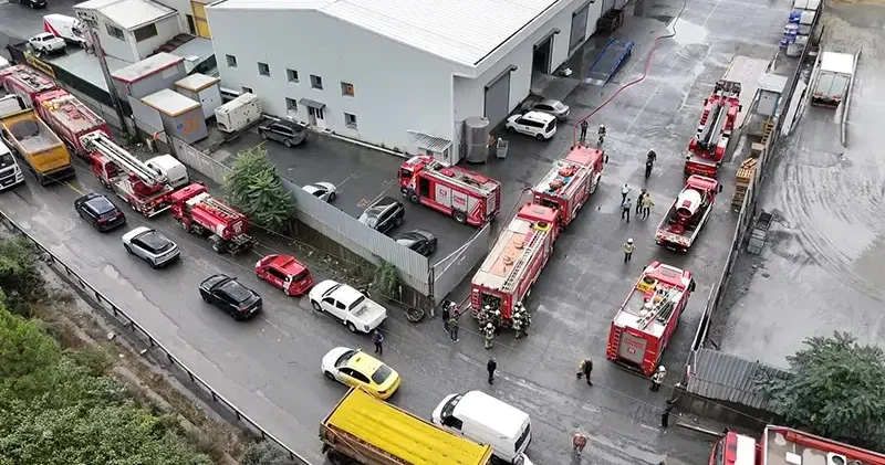 Kemerburgaz da kimyasal maddelerin tepkimeye girdiği belirtilen fabrika tahliye edildi