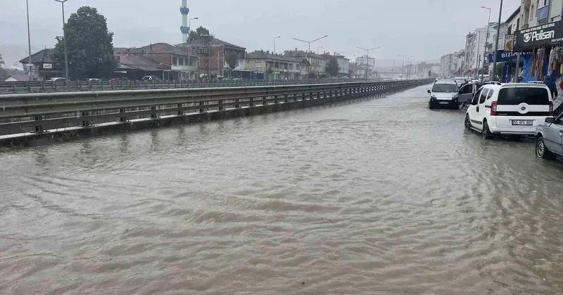 Kavak’ta sağanak yağış etkili oldu: Yollar göle döndü