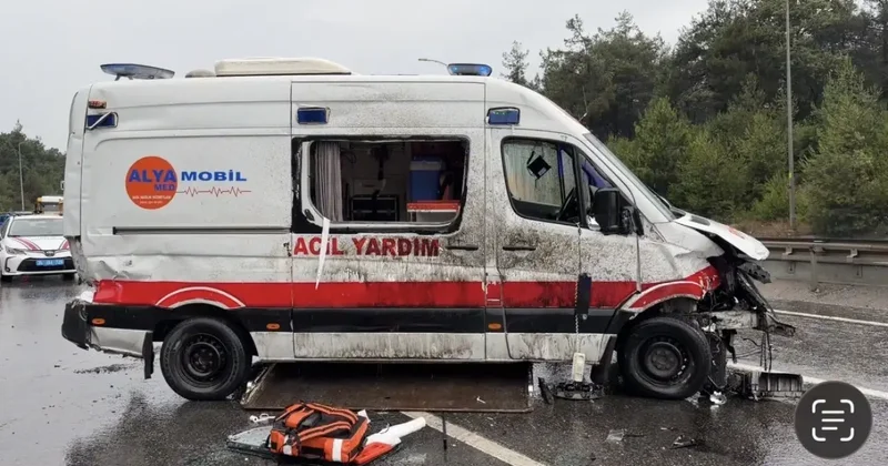 Çekmeköy’de ambulans bariyerlere çarparak devrildi