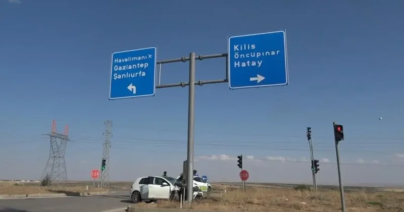 Kilis te otomobil yön tabelasına çarptı: 2 yaralı