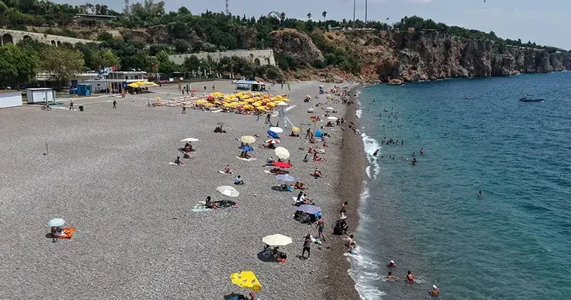 Antalya da az bulutlu havada sahiller doldu