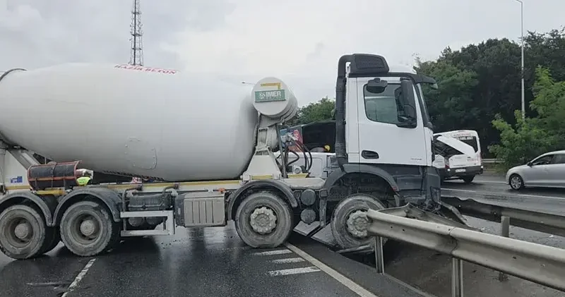 Arnavutköy de beton mikseri hafif ticari araca çarptı: 2 yaralı