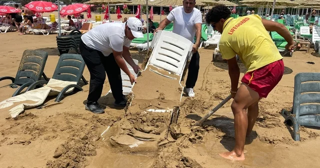Alanya da dev dalgalar şezlongları kuma gömdü Cankurtaranlar ve işletme çalışanları kürekle kumu kazıp şezlongları çıkardı Antalya Haberleri Habertürk Yerel Haberler