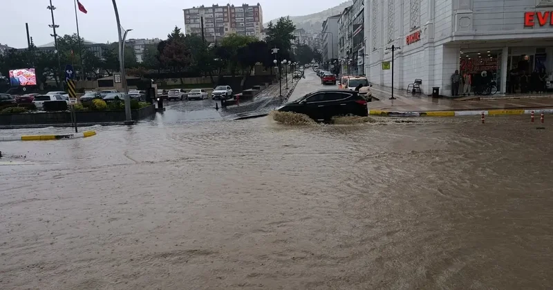 Yozgat ta sağanak; cadde ve sokaklar göle döndü