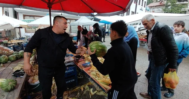 Bolu da hayırsever esnaf 1 ton karpuzu 1 saatte ücretsiz dağıttı Bolu Haberleri Habertürk Yerel Haberler