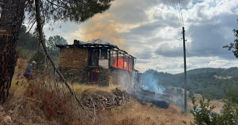Felaketin eşiğinden dönüldü! Ahırda çıkan yangın ormana sıçradı
