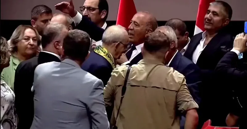 Kılıçdaroğlu rozet takarken sahneye çıkıp önüne gelene fırça attı: Lan, tövbe Ya Rabbi...