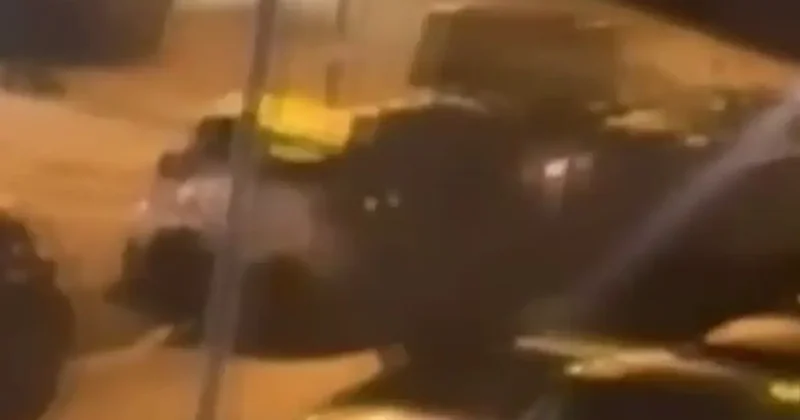 İngiltere de askeri üste iki alkollü asker zırhlı araçla park halindeki taşıtlara çarptı