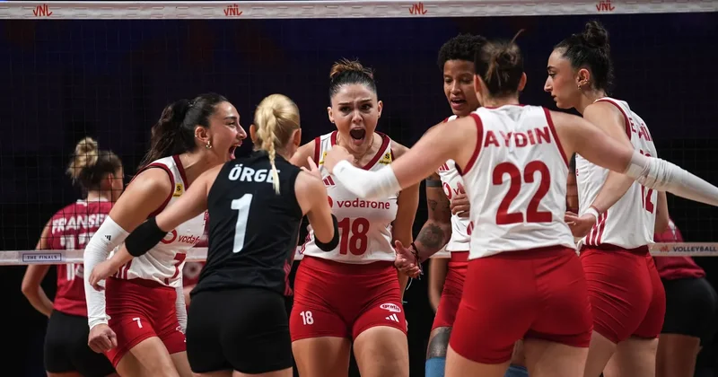 CANLI Çin Türkiye: Filenin Sultanları final için parkede!