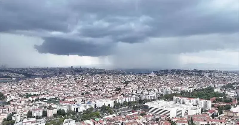 İstanbul da gökyüzü kara bulutla kaplandı