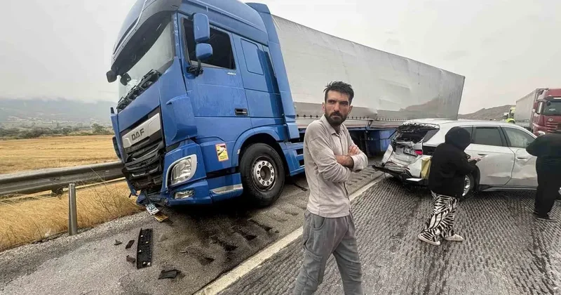 Kastamonu’da yağışın sebep olduğu 3 zincirleme kazada 1 kişi hayatını kaybetti, 12 kişi yaralandı