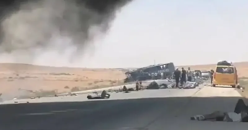 Suriye de katliam gibi kaza! iki yolcu otobüsü çarpıştı
