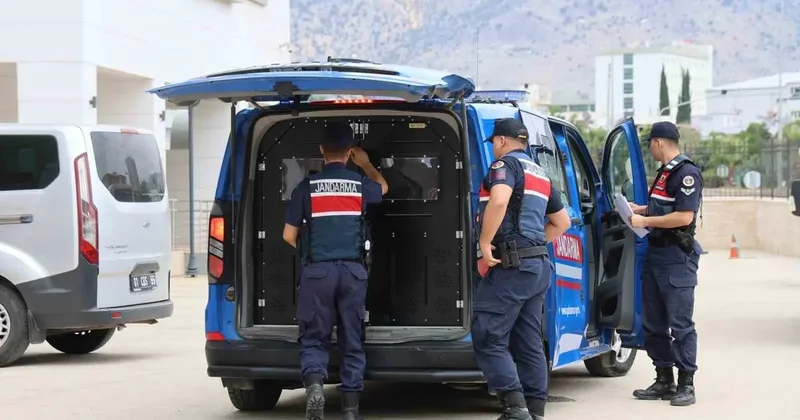 Kozan’da ‘yağma’ suçundan aranan firariler jandarma operasyonu ile yakalandı