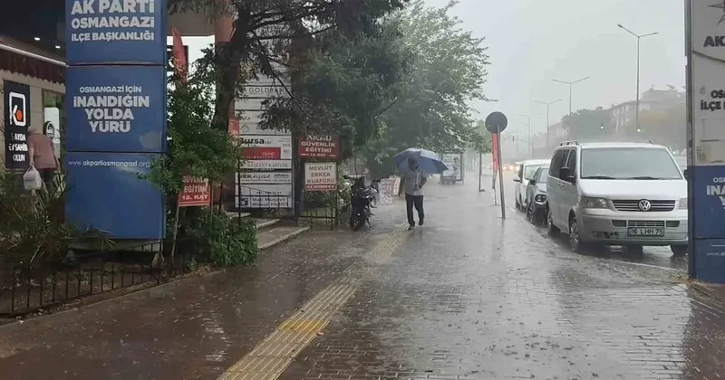 Bursa’da yollar göle döndü, vatandaşlar zor anlar yaşadı