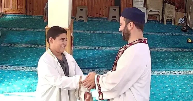 Namaz kılmaya gelen çocuğa imamdan sıcak davranış! O anlar tekrar tekrar oynatıldı