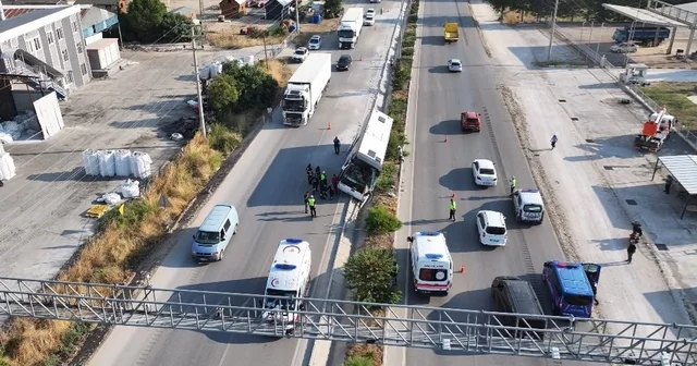 Burdur da tur otobüsü devrildi, 34 kişi yara almadan kurtuldu Ukraynalı turistleri taşıyan tur otobüsü dron ile görüntülendi Burdur Haberleri Habertürk Yerel Haberler