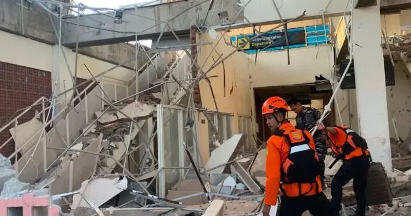 Endonezya da 7.7 büyüklüğündeki depremde hayatını kaybedenlerin sayısı 100 e yükseldi