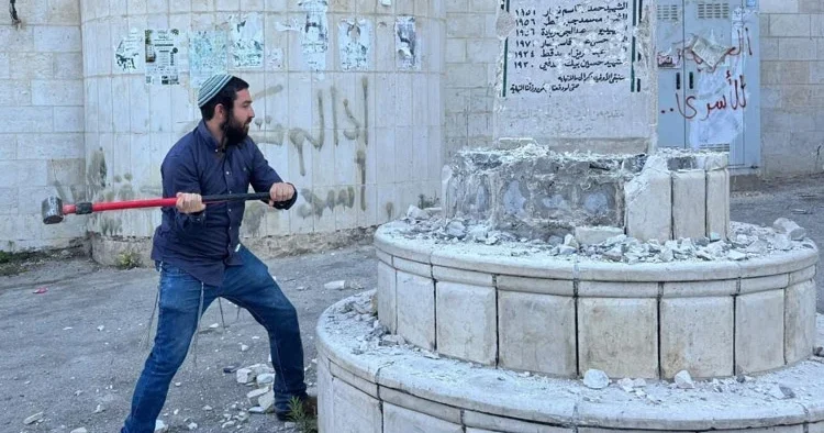 Batı Şeria da provokasyon: İsrailli vekil Şehitler Anıtı nı balyozla parçaladı