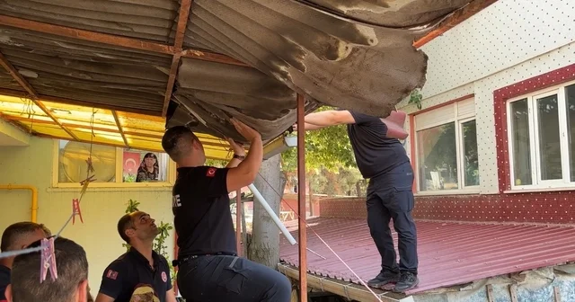 Edirne de çatıya çıkan şahıs ekiplerin müdahalesiyle kurtarıldı Edirne Haberleri Habertürk Yerel Haberler