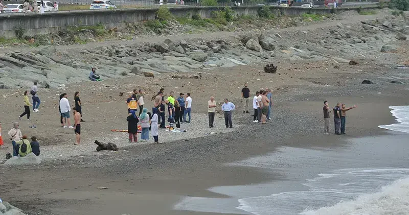 Rize de denize giren 2 kardeşten 1 i öldü, diğeri kayıp