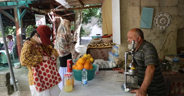 Ömrünün yarısından fazlasını turistlere adadı 70 yaşındaki Reşat Yüzen, kayadan oyma kafesinde turistleri ağırlıyor Nevşehir Haberleri Habertürk Yerel Haberler