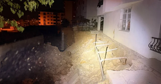 Tunceli de temel kazısı sırasında toprak kaydı, 5 katlı bina tahliye edildi Tunceli Haberleri Habertürk Yerel Haberler