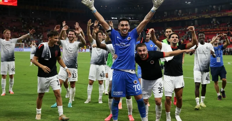 Süper Lig de sürpriz lider! Küme düşmekten kıl payı kurtulmuştu Sözcü Gazetesi