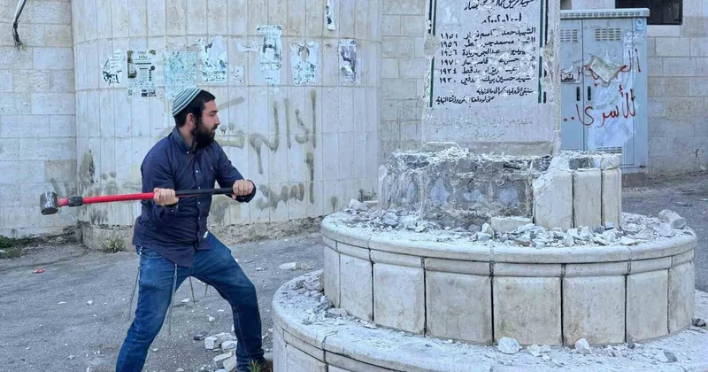 İsrailli vekil, asker korumasıyla anıtı yıktı