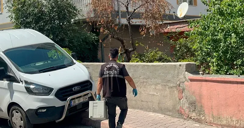 Boşanma aşamasındaki eşini bıçaklayıp, polise teslim oldu