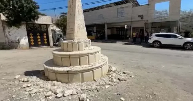 Siyonisler Batı Şeria da Filistin anıtını balyozla yıktı
