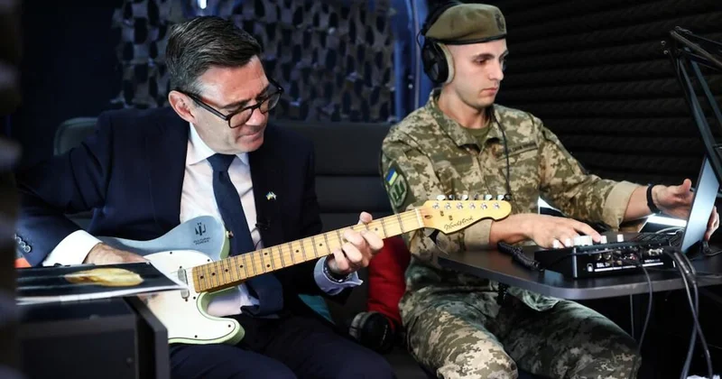 İngiliz Başbakanı eline gitarı aldı, askerle düet yaptı Sözcü Gazetesi