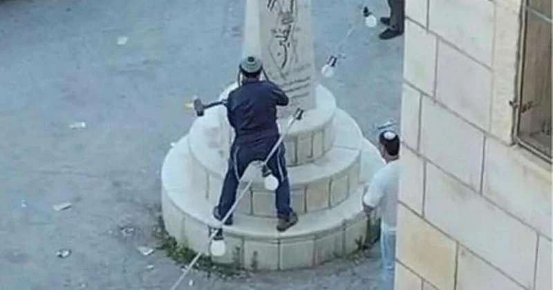 Soykırımcı İsrail in aşırı sağcı milletvekili, Filistinlilere ait bir anıtı parçaladı