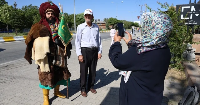 Giydiği Selçuklu kıyafetiyle, Konya dan Ahlat a Cumhurbaşkanını görmek için geldi Konya dan Bitlis e gelen vatandaş: Reisimizi seviyoruz, Allah başımızdan eksik etmesin Bitlis Haberleri Habertürk Yerel Haberler
