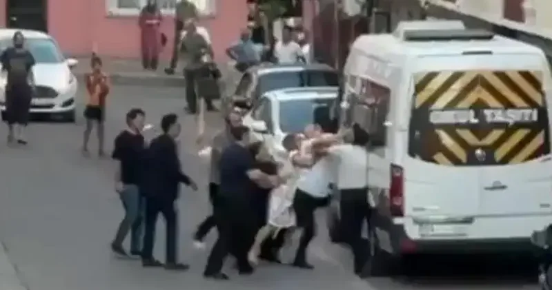Komşuların keserli, yumruklu kavgası kamerada