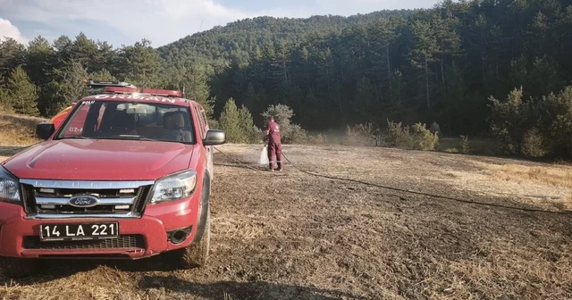 Bolu da orman kenarında anız yangını: Köylülerin su tankerli müdahalesi faciayı önledi Bolu Haberleri Habertürk Yerel Haberler