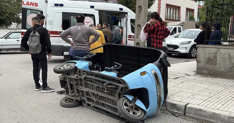 Çorum’da hafif ticari araç ile elektrikli motosiklet çarpıştı: 1’i çocuk 2 yaralı