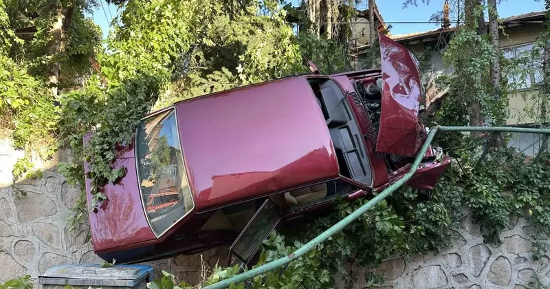 Uşak’ta kontrolden çıkan otomobil korkuluklarda asılı kaldı: 1 yaralı