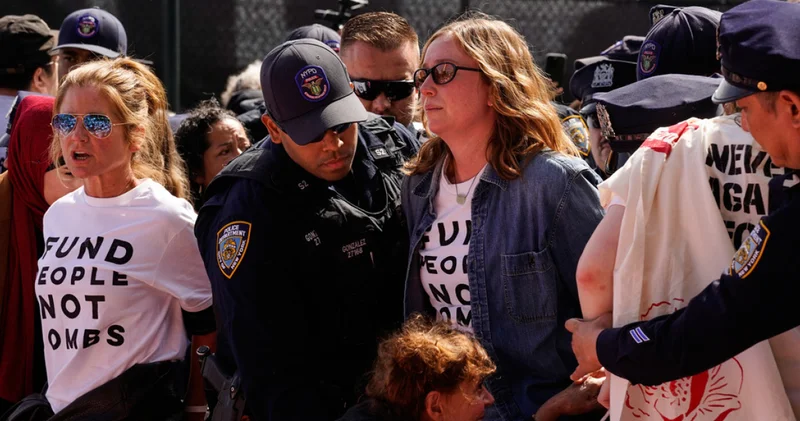Hollywood yıldızları eylemde! Birleşmiş Milletler binası yakınında israil i protesto eden Susan Sarandon ve Hannah Einbinder gözaltına alındı