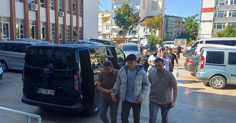 Lise önünde pompalı tüfek alarmı: 3 kişi tutuklandı