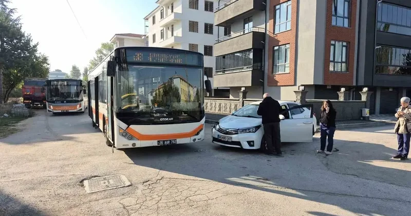 Eskişehir’de belediye otobüsü ile otomobil çarpıştı: 2 öğrenci yaralandı