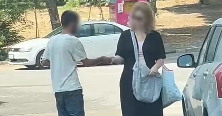 Adana da şoke eden anlar: Uçucu madde kullanan şahıs kadının yolunu kesip para aldı