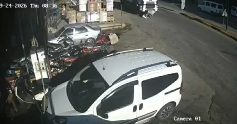 Kamyonun altında kalarak can verdi! Manisa da feci kaza kamerada