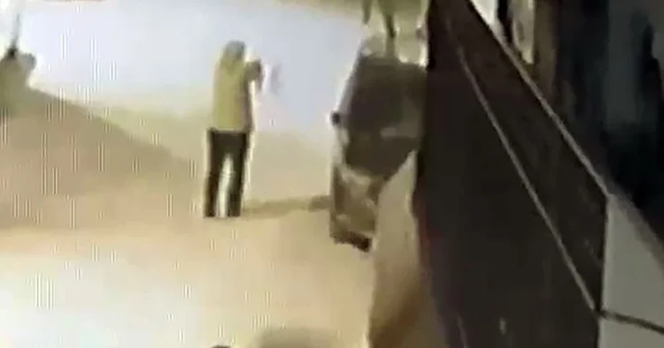 Araçlarına peş peşe ateş açıldı: Evimizde yatmaya korkar hale geldik