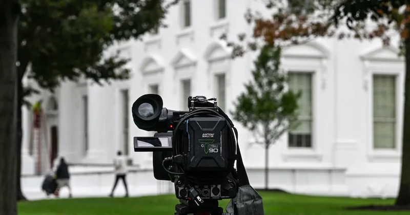 Trump davayı kaybetti: Beyaz Saray dan kovduğu gazeteciler kararla geri geldi Sözcü Gazetesi