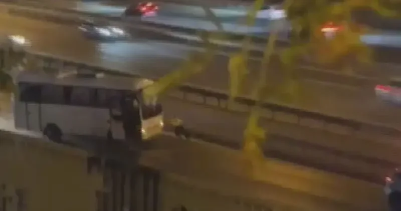 Sultangazi de arızalanan midibüsü yol kenarına iten kadın polis kamerada